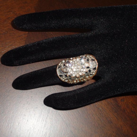 Flowery ring with faux crystals- costume jewelry - Picture 11 of 11